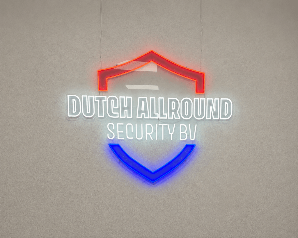 Neonlogo Dutch Allround Security aan de wand