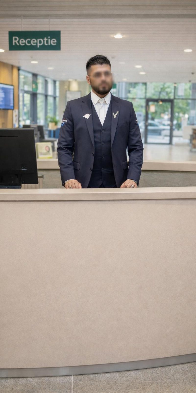 Receptie- en objectbeveiliger van Dutch Allround Security achter de balie